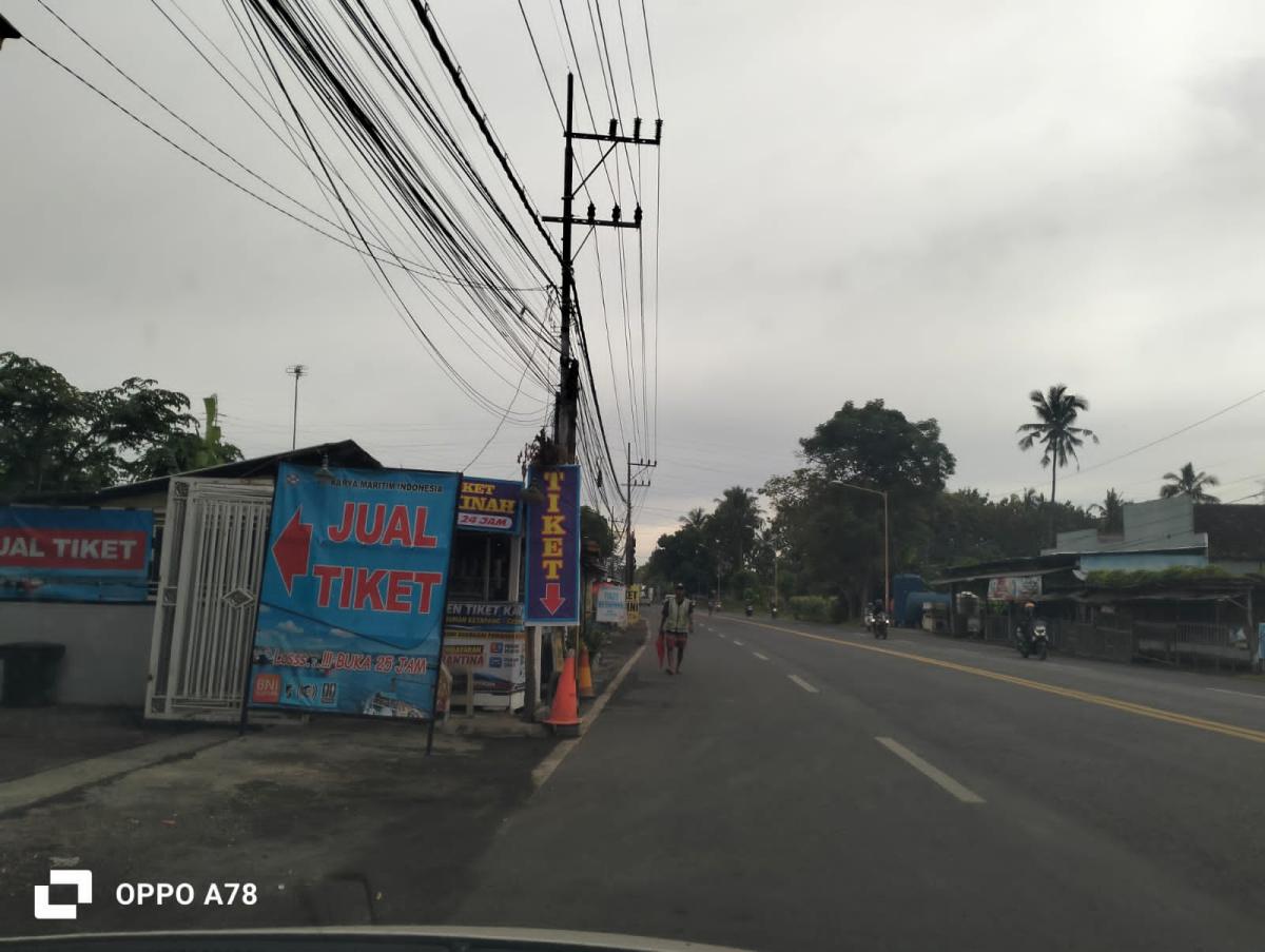Lapak Buah dan Tiket Online di Bahu Jalan Picu Rawan Kecelakaan di Jalur Situbondo–Banyuwangi