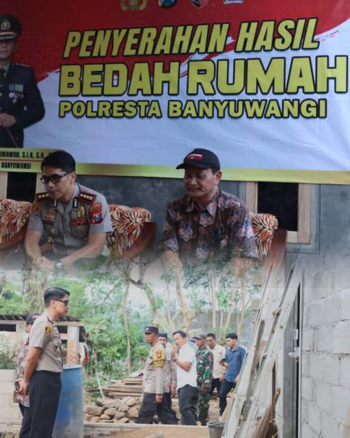 Kapolresta Banyuwangi Serahkan Hasil Bedah Rumah Korban Bencana di Kalipuro