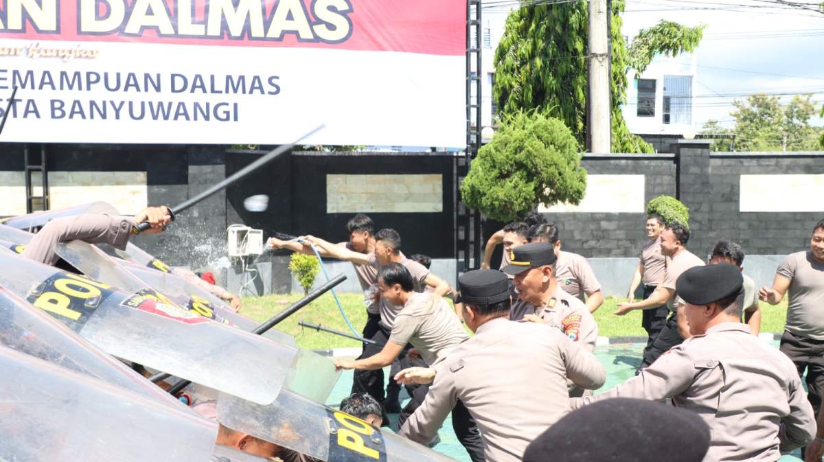 Polresta Banyuwangi Gelar Simulasi Sispam Mako dan Latihan Dalmas, Antisipasi May Day 2026