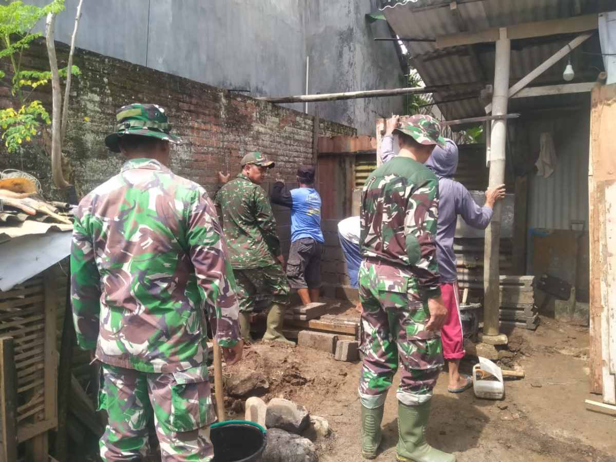 Kapten Kav Andoko bersama anggota Koramil 0825/20 Songgon bergerak pagi buta, wujudkan sanitasi layak bagi warga desa