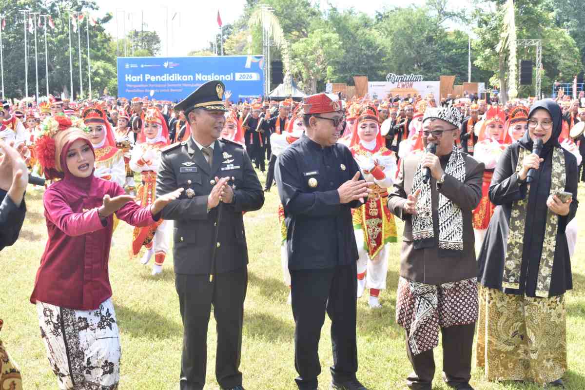 Dandim 0825/Banyuwangi Hadiri Upacara Hardiknas yang Dipimpin Langsung Mendikdasmen di Taman Blambangan