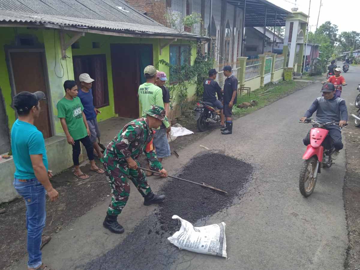 Aksi Nyata Babinsa di Glagah: Pimpin Warga Perbaiki Jalan Rusak, 300 Meter Tuntas Demi Kenyamanan Bersama