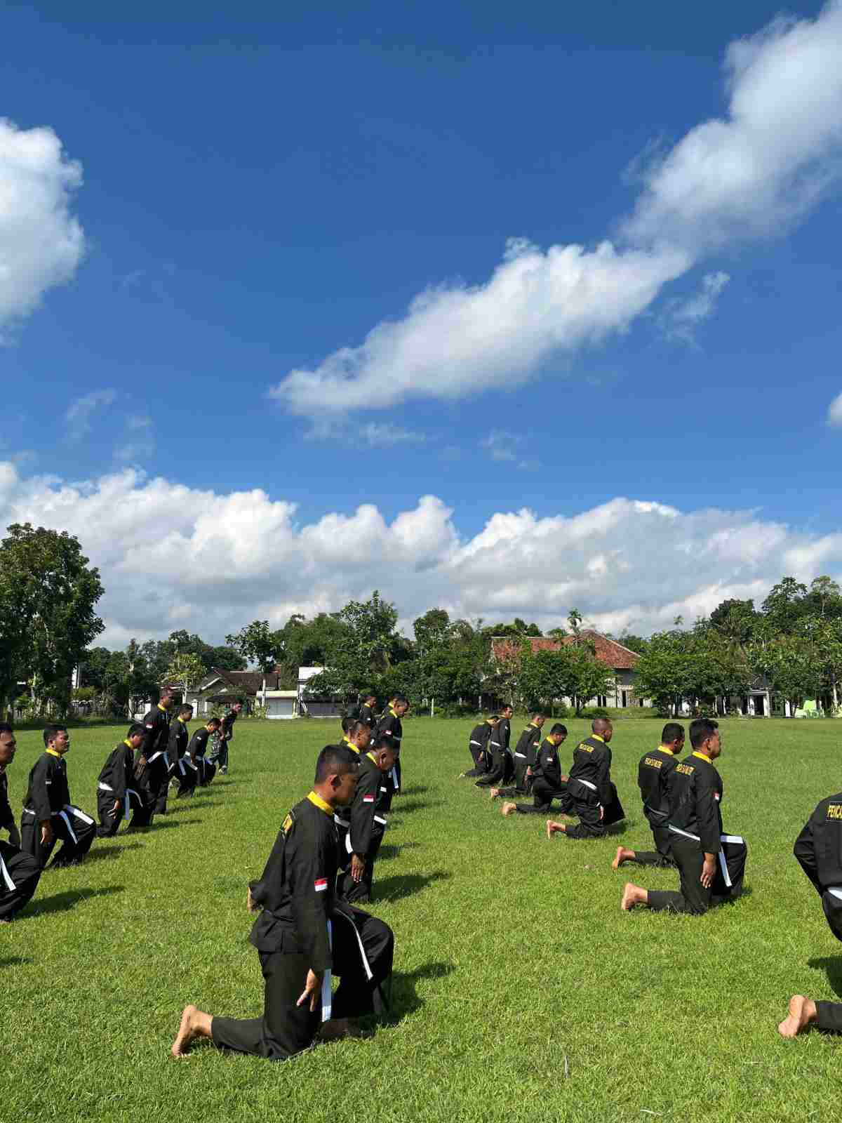 Sengatan Mentari Tak Surutkan Semangat Prajurit Kodim 0825 Banyuwangi Latihan Pencak Silat Militer di Bangorejo