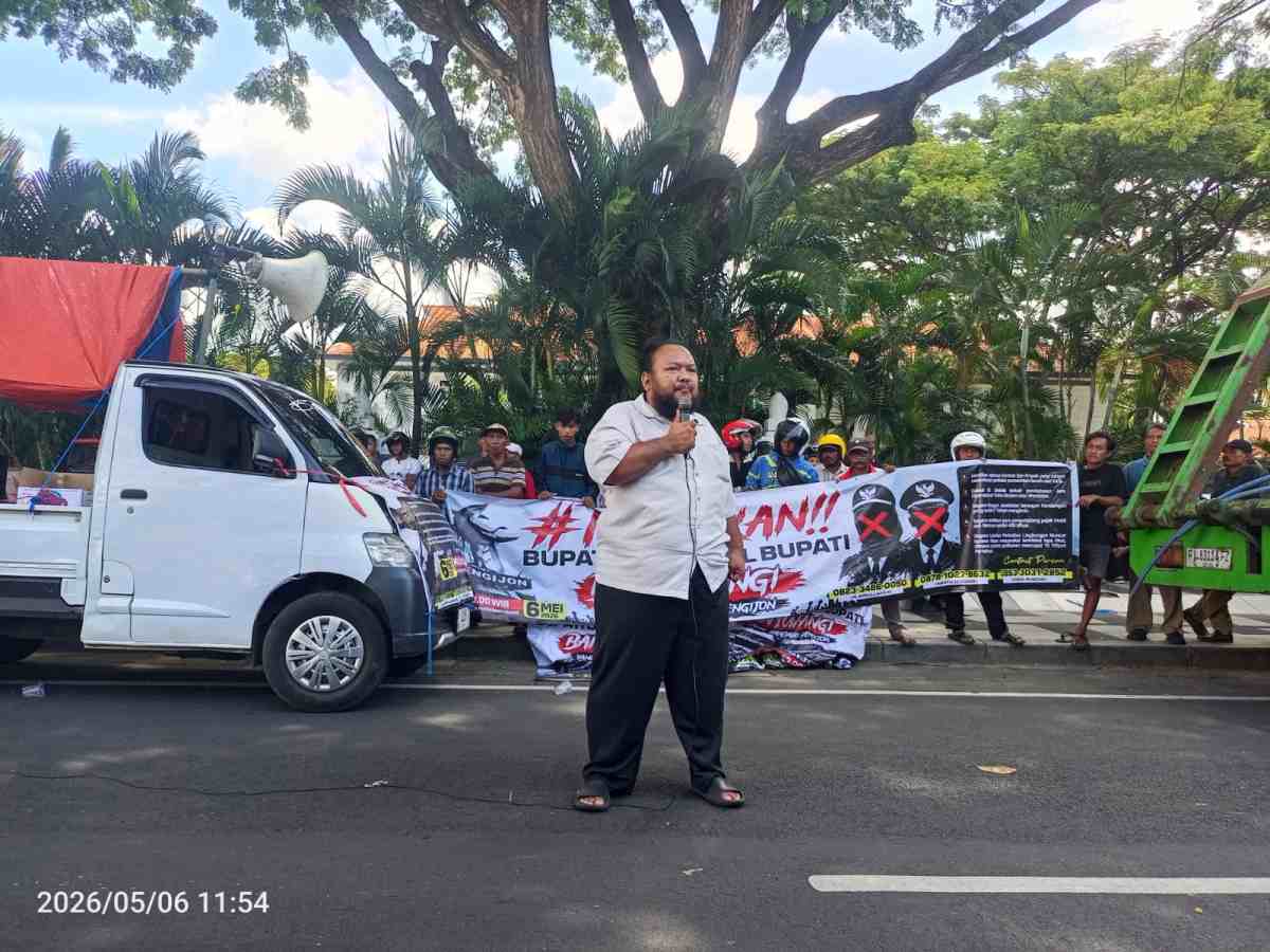Aksi Damai di Depan Kantor Pemda Banyuwangi, Massa Tuntut Bupati dan Wakil Bupati Turun