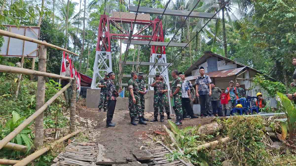 Tinjau Jembatan Gantung di Banyuwangi, Danrem 083 Sebut Pembangunannya Luar Biasa