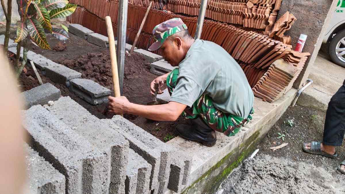 Tingkatkan Kualitas Fisik Siswa, Anggota Koramil 0825-19/Sempu Bangun Sarana Garjas Di Al-Azhar