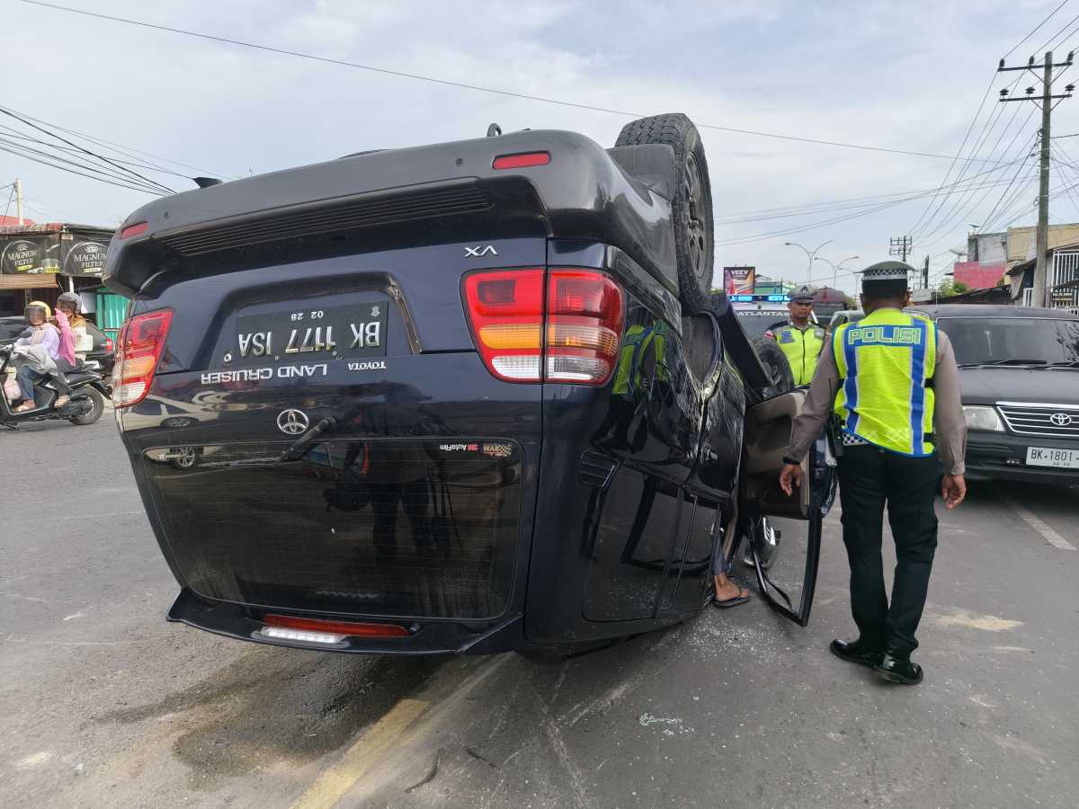 Laka Tunggal di Muara Dua, Toyota Land Cruiser Terbalik usai Hilang Kendali