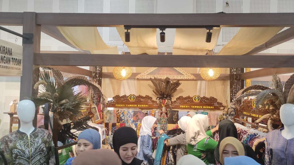 Stand UMKM Booth 46 PD XXII/TB Sasirangan Todak Ramai Dikunjungi Pembeli di Kartika Expo Balai Kartini Jakarta